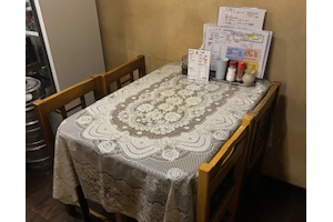 4席のテーブルの店内写真